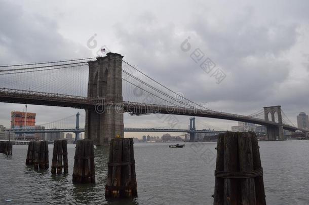 布鲁克林桥，纽约，天空<strong>阴云密布</strong>