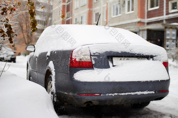汽车覆盖着冰柱、雪和冰。 雪堆的清洁。 访问问题。