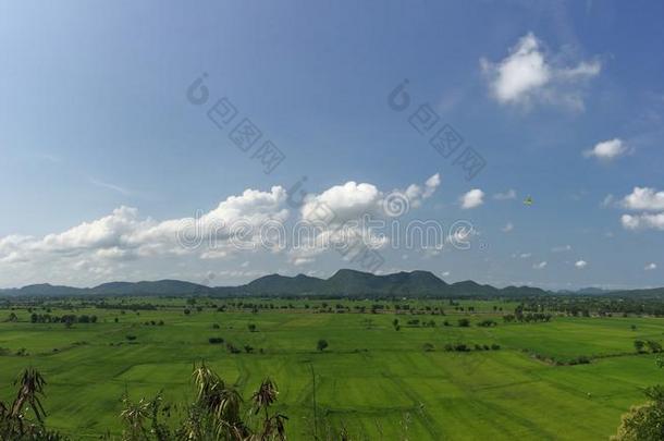 梦想假期目的地，稻田和山脉全景在蓝天阳光明媚的<strong>东南亚</strong>