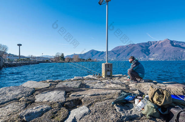 钓鱼冒险。 冬天的鲤鱼在大湖里钓鱼