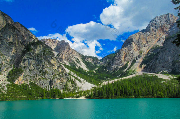 阿尔卑斯山岩石景观和蓝色湖泊在白云石，意大利