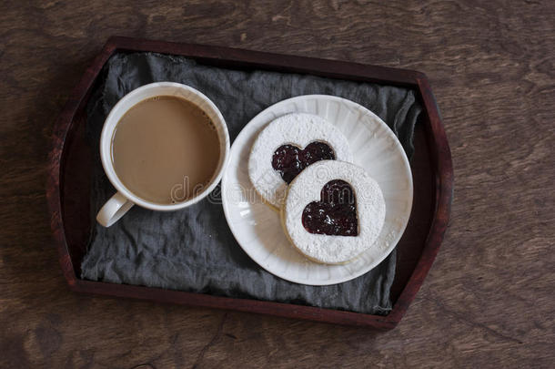 咖啡和饼干-木托盘上有蔓越莓酱的情侣。