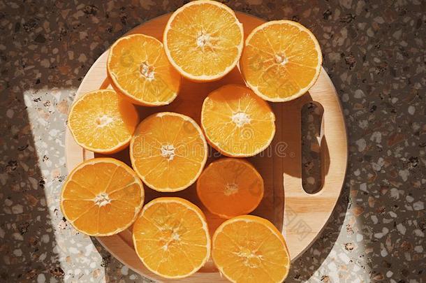 在阳光明媚的日子里，半片橘子。