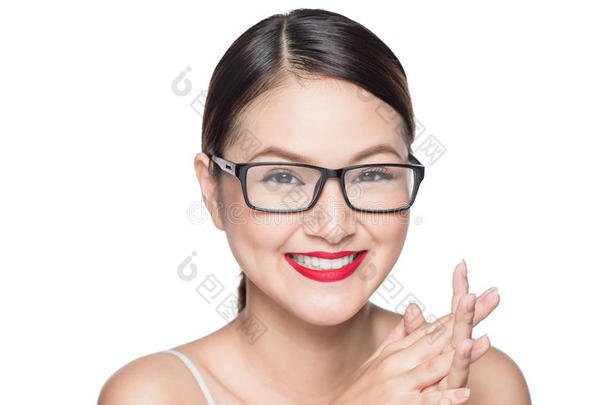 美丽的亚洲模特女孩，完美的皮肤戴着眼镜，孤立在白色背景上。