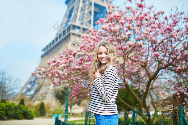 巴黎埃菲尔铁塔和粉红色木兰附近的女孩