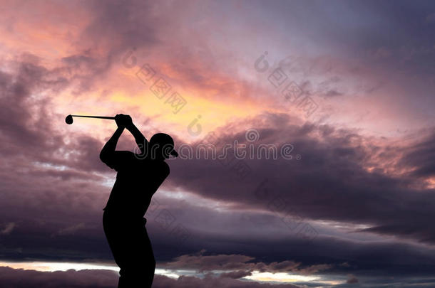 高尔夫球手在日落时在比赛活动中打高尔夫球