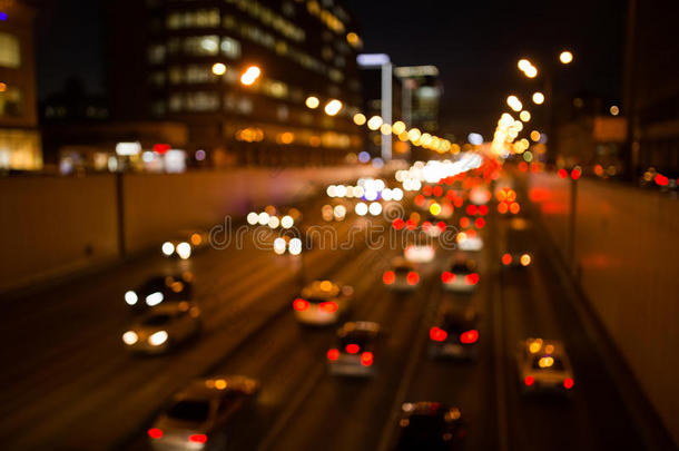 汽车在夜间行驶