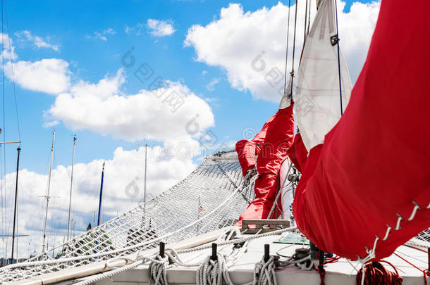 船头，聚集了帆船的红帆。