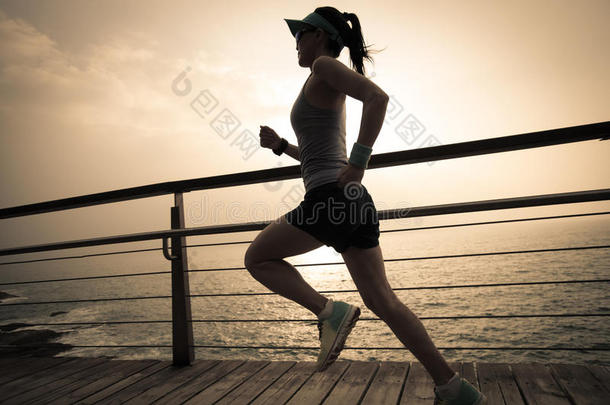 健身运动女子田径运动员在海边跑步