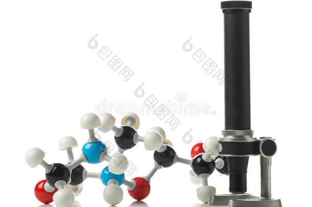 白色背景下的旧显微镜化学分子模型