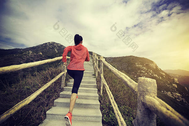 健身妇女在山<strong>上楼梯上</strong>跑步