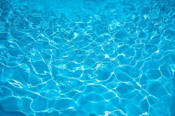 泳池中的蓝色水面和波纹波