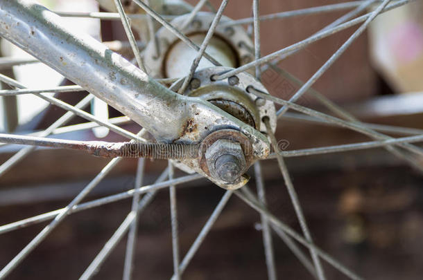 自行车特写镜头肮脏的前面集线器