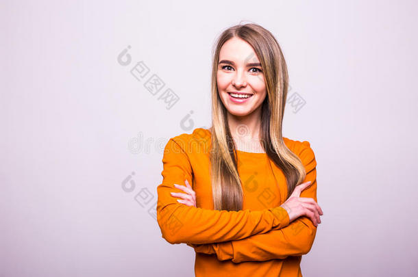 金发女孩穿着橙色T恤，双手交叉在白色