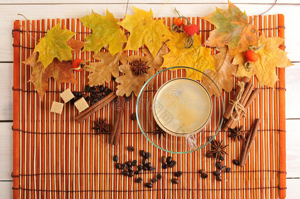 秋天的咖啡-橡木、枫树和咖啡的黄色叶子