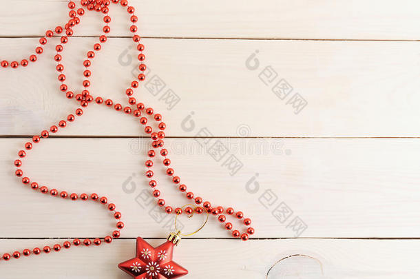 圣诞背景-红色圣诞珠和玩具