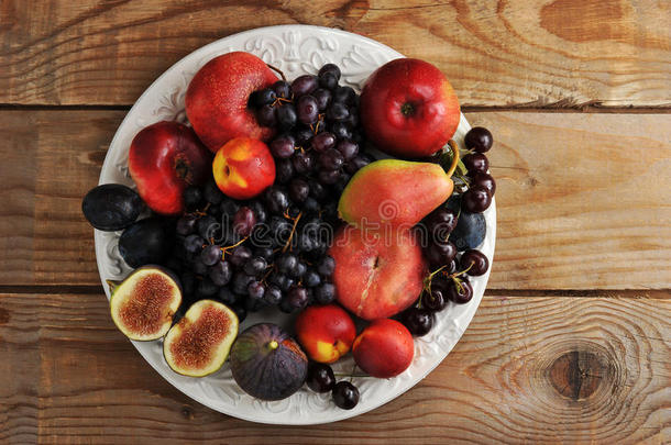 <strong>水果拼盘</strong>-葡萄，无花果，桃子，梨，樱桃在木头上