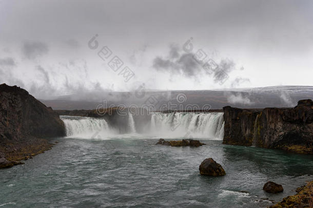 冰岛的戈达弗斯瀑布。 广角与水喷雾
