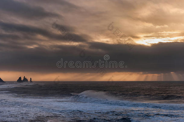 冰岛的黑沙滩雷尼斯法拉。 早晨的天空和海浪。 <strong>刮风</strong>的早晨。