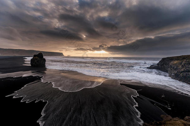 冰岛的黑沙滩雷尼斯法拉。 <strong>刮风</strong>的早晨。 海浪。