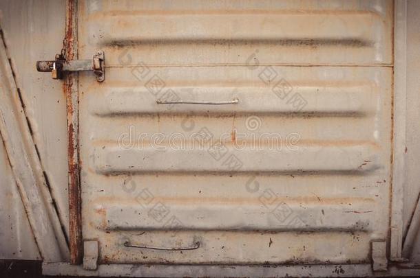 抽象粗糙的金属表面，锁在餐车列车生锈的铁门上。