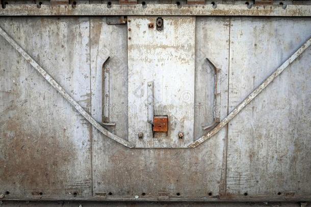 抽象粗糙的金属表面，锁在餐车列车生锈的铁门上。