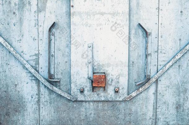 抽象粗糙的金属表面，锁在餐车列车生锈的铁门上。 老式火车的概念。