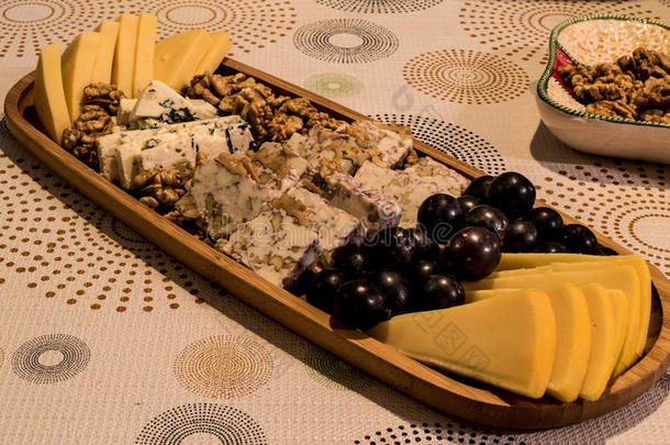 奶酪盘：杏仁，卡门伯特奶酪，蓝色奶酪，切达，葡萄，核桃