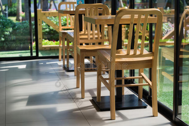 咖啡店的椅子和桌子，桌子。