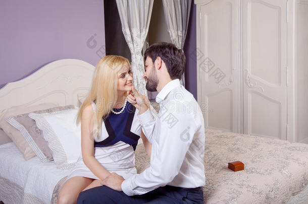 英俊的男人在给妻子一个订婚戒指的同时，做了一个<strong>求婚</strong>。