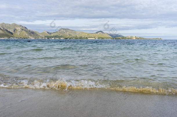 西班牙伊比萨岛海滩上的脚印，假期和夏天的场景