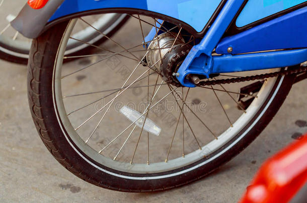 特写自行车链条旋转后轮胎，后轮