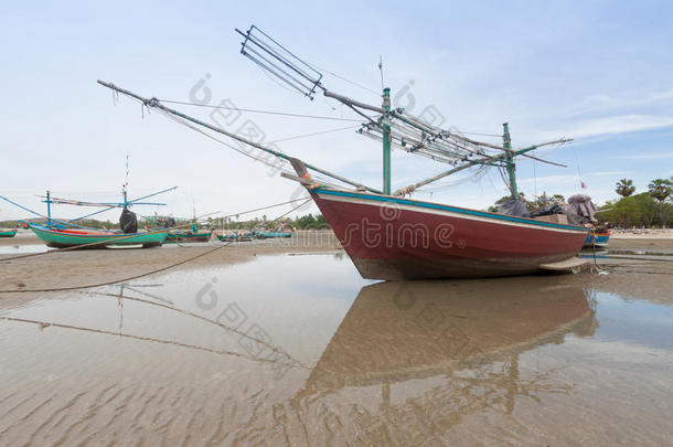 海滩蓝色船云海岸