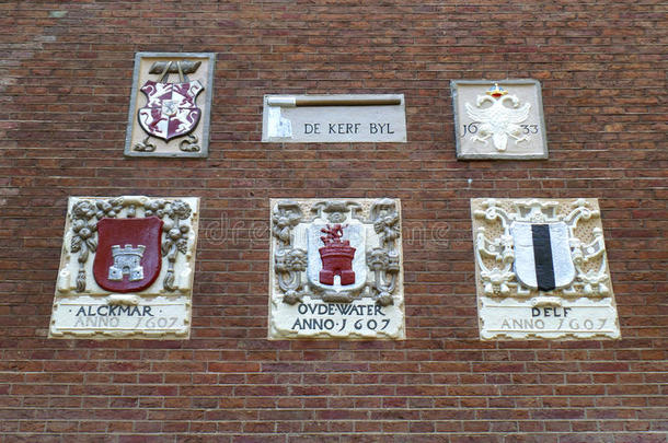 华丽的复古风格深棕色砖墙与彩色浮雕，阿姆斯特丹