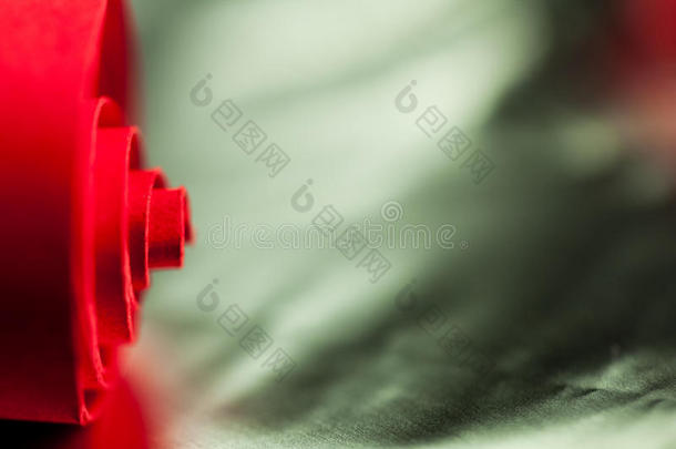 纸张背景上红色纸张螺旋的背景图片