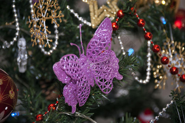 圣诞假期，粉红蝴蝶在XMass树