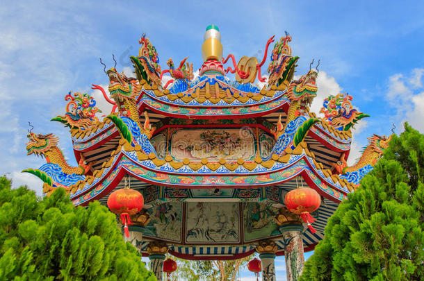 达贡雕像在神社<strong>屋</strong>顶，龙雕像在中国寺庙<strong>屋</strong>顶作为亚洲艺术