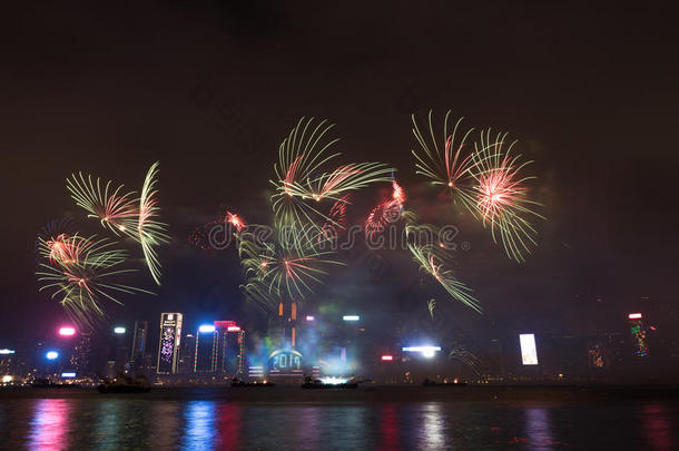 烟花在香港新年庆祝2017在维多利亚港