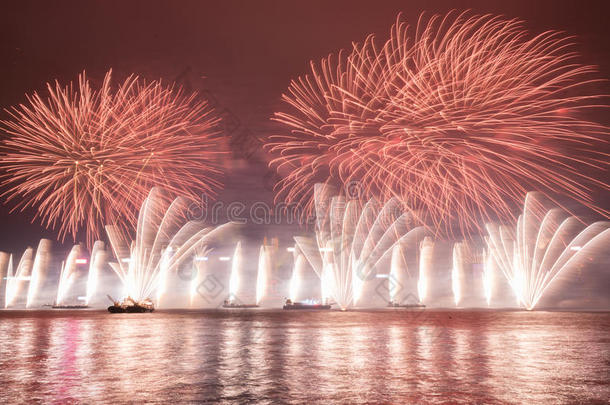 烟花在香港新年庆祝2017在维多利亚港
