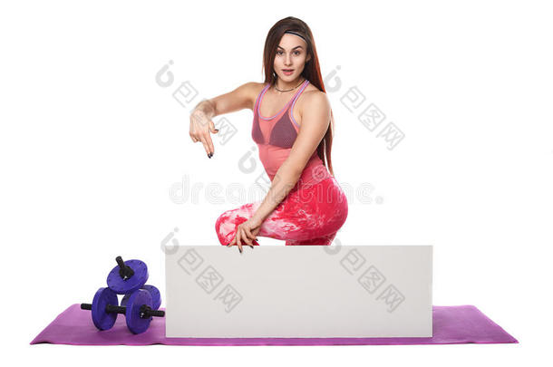 <strong>运动健身</strong>妇女与标志板空白健康运动隔离白色背景黑色衣服瑜伽姿势