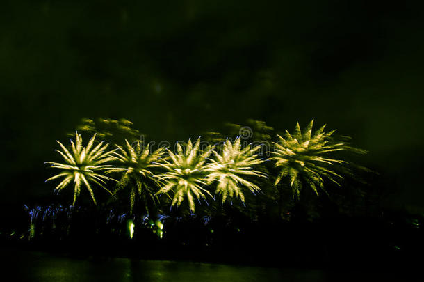 抽象的，模糊的，波克风格的彩色照片，烟花在河上的新年