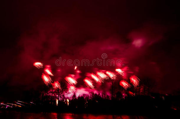 抽象的，模糊的，波克风格的彩色照片，烟花在河上的新年
