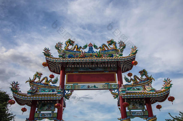 达贡雕像在神社屋顶，龙雕像在中国寺庙屋顶作为亚洲艺术