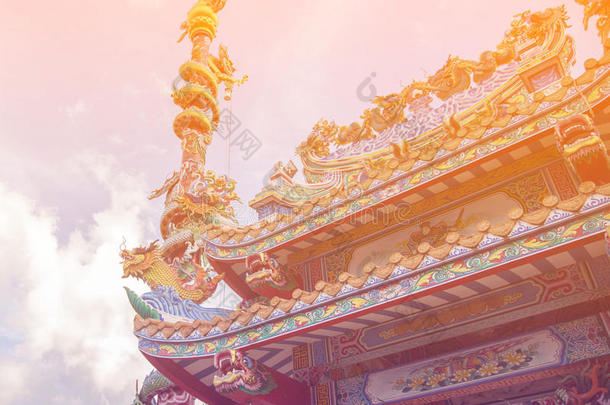 达贡雕像在神社屋顶，龙雕像在中国寺庙屋顶作为亚洲艺术