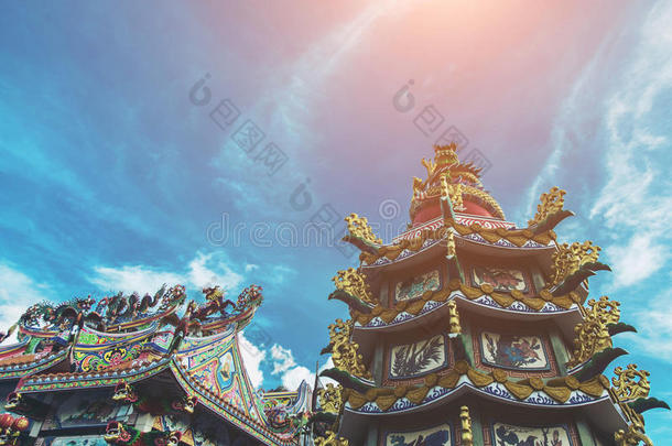 达贡雕像在神社屋顶，龙雕像在中国寺庙屋顶作为亚洲艺术