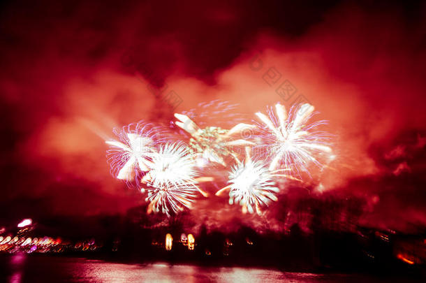 抽象的，模糊的，波克风格的彩色<strong>照片</strong>，烟花在河上的<strong>新年</strong>