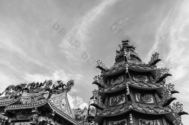 达贡雕像在神社<strong>屋</strong>顶，<strong>龙</strong>雕像在中国寺庙<strong>屋</strong>顶作为亚洲艺术