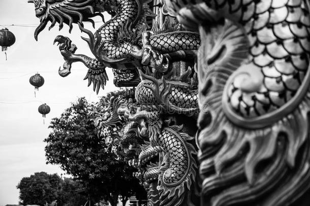 达贡雕像在神社<strong>屋</strong>顶，<strong>龙</strong>雕像在中国寺庙<strong>屋</strong>顶作为亚洲艺术
