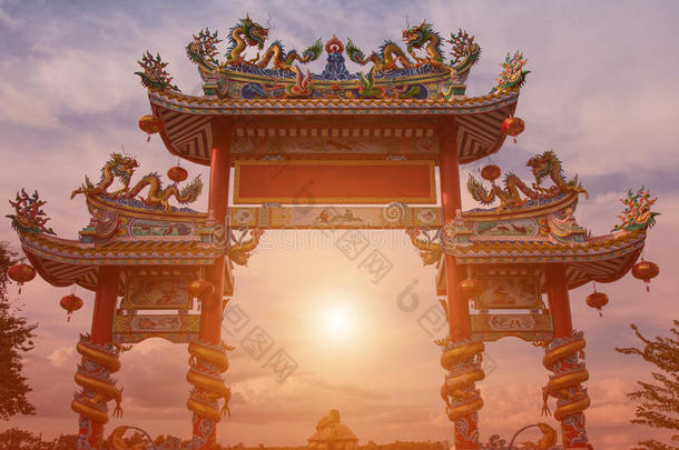 达贡雕像在神社<strong>屋</strong>顶，龙雕像在中国寺庙<strong>屋</strong>顶作为亚洲艺术