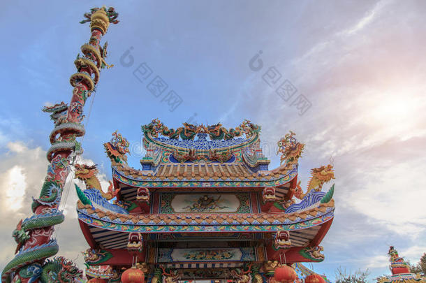 达贡雕像在神社屋顶，龙雕像在中国寺庙屋顶作为亚洲艺术
